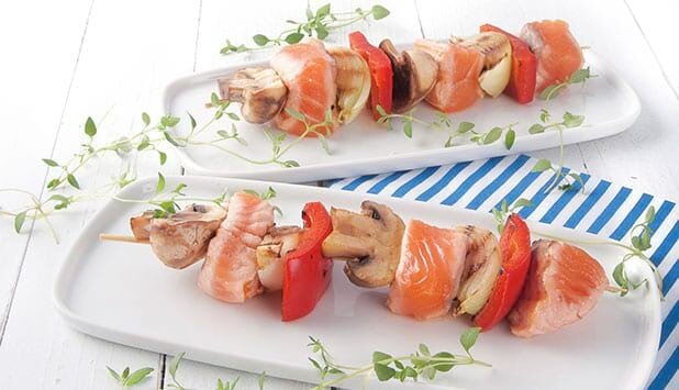 Grill-Spieße mit Lachs und verschiedenem Gemüse