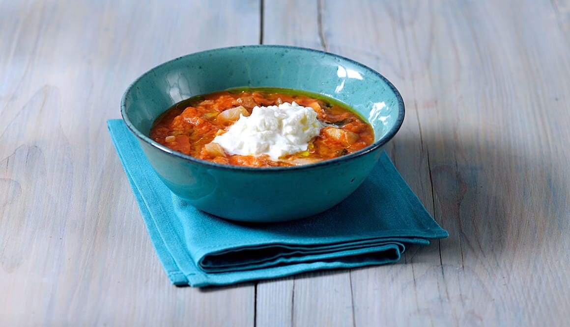 Brühe aus Tomaten und Stockfisch mit Burrata-Käse