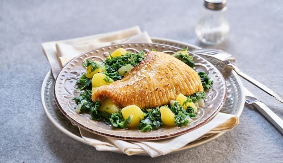 Rochen mit Grünkohl
