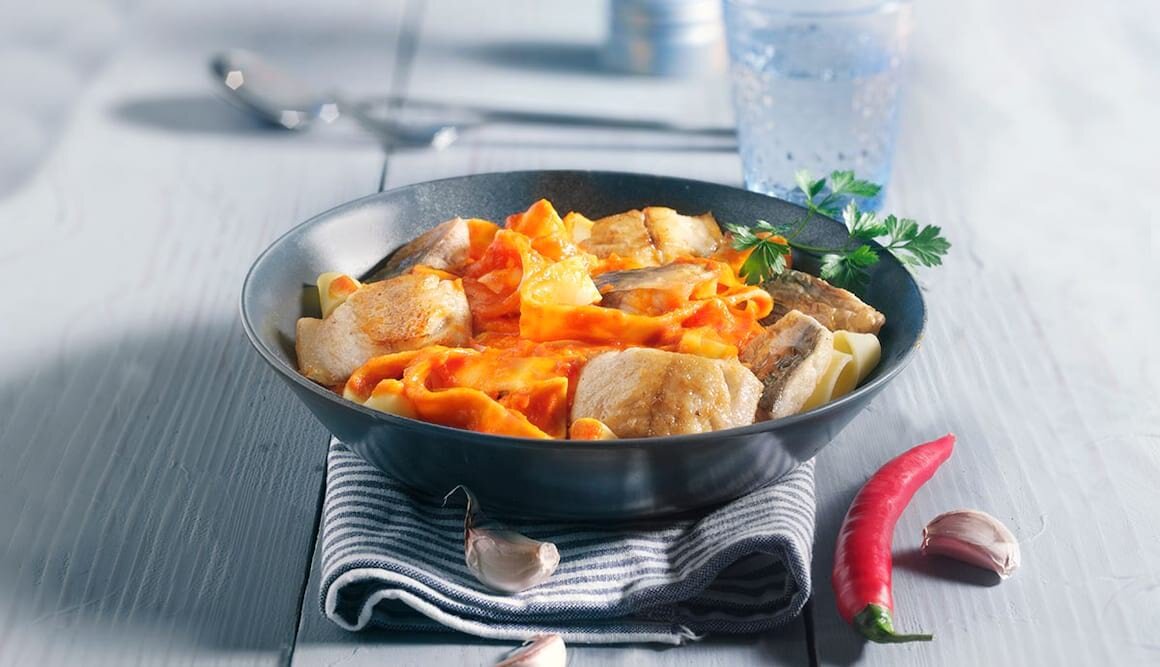 Pappardelle all'Arrabiata mit Makrelenfilet