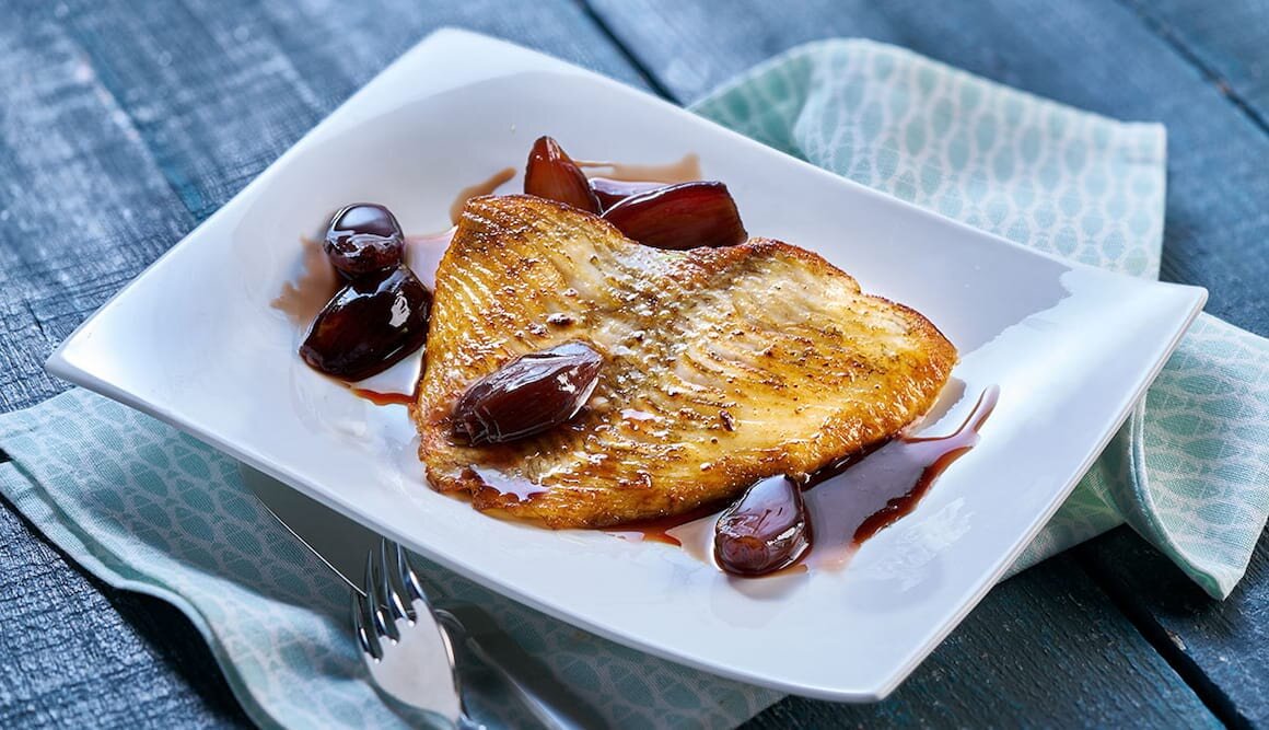 Sautiertes Steinbuttfilet an Rotweinschalotten