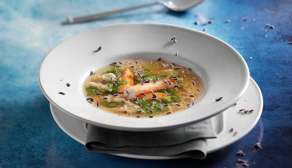 Taschenkrebs-Gelee mit Erbsen und Lavendel