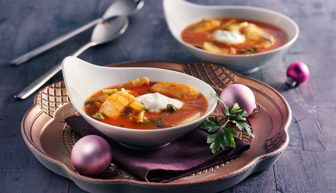 Soljanka mit Saibling und saurer Gurke