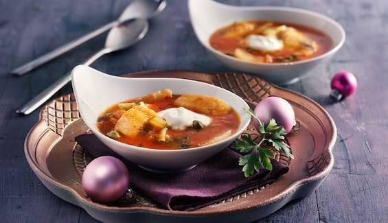 Soljanka mit Saibling und saurer Gurke