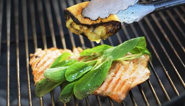 Gegrilltes Lachsschnitzel mit gegrillter Zitrone und Sauerampfer