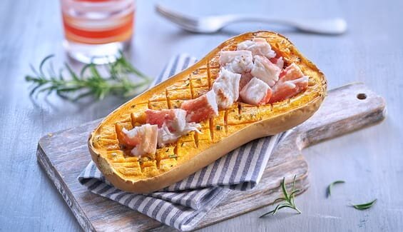 Königskrabbe auf gebackenem Kürbis