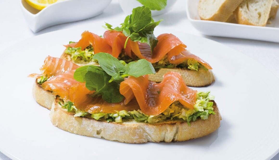 Norwegischer Räucherlachstoast mit Salat und Kresse