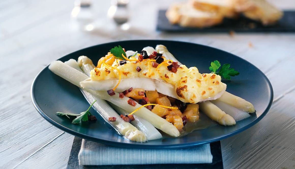 Heilbutt mit Kartoffelhäubchen und Spargel im Fruchtkompott-Bett