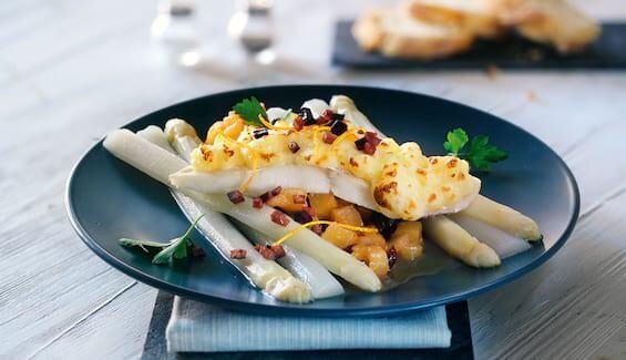 Heilbutt mit Kartoffelhäubchen und Spargel im Fruchtkompott-Bett