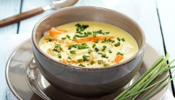 Klassische norwegische Fischsuppe