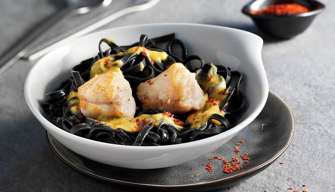 Sepia-Tagliatelle mit Seeteufel und Kürbissauce