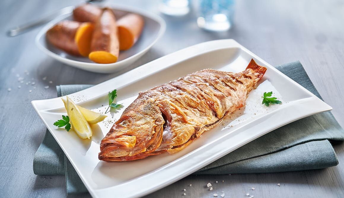Im Ganzen gegrillter Rotbarsch mit Süßkartoffel