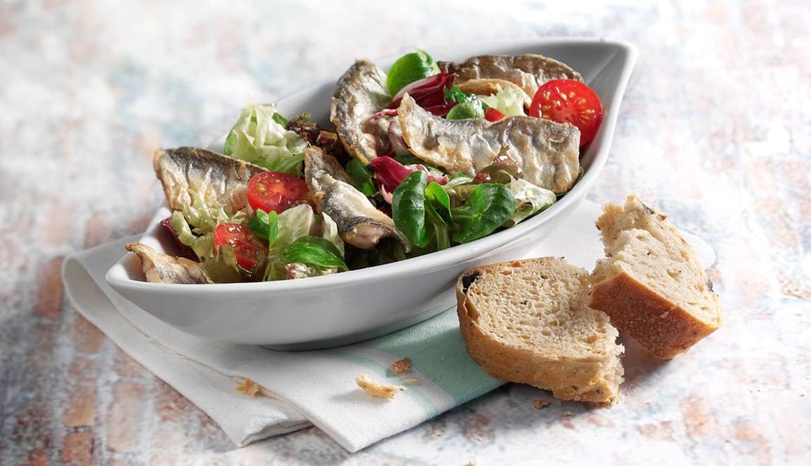 Grüner Salat mit frittierten Sprottenfilets