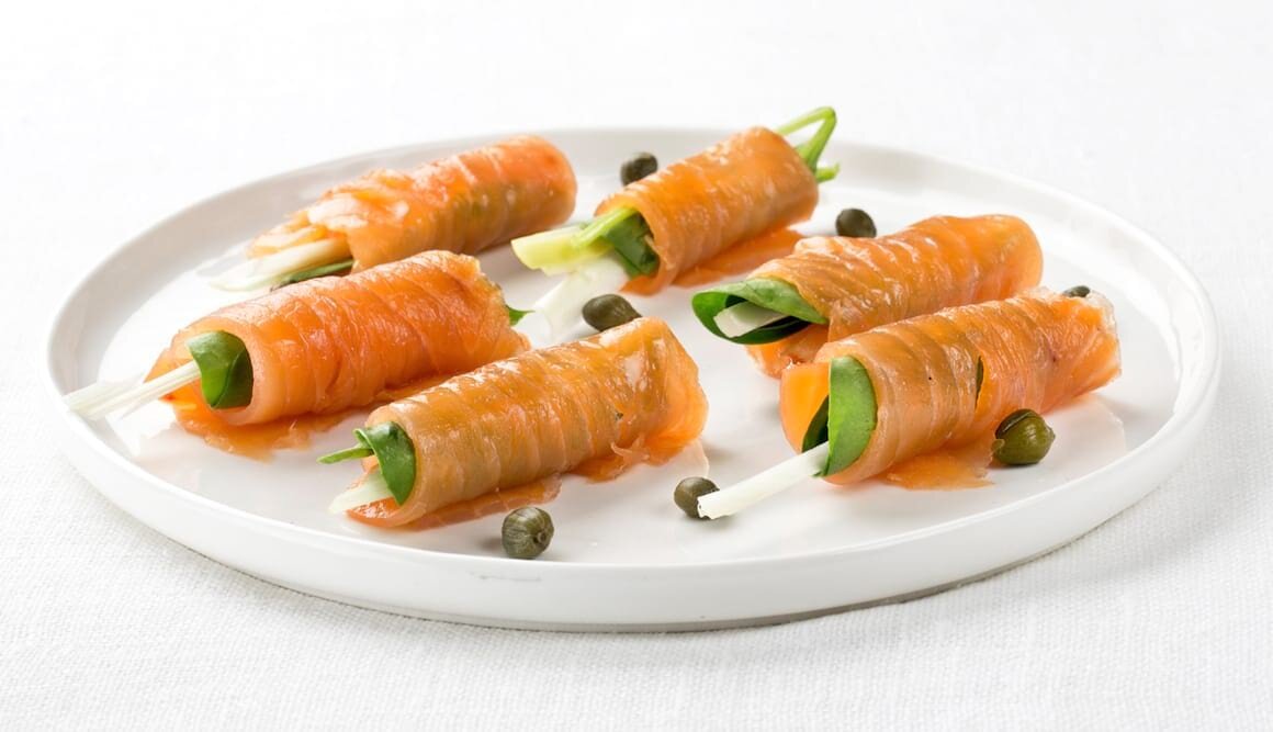 Norwegische Räucherlachsröllchen mit Spinat