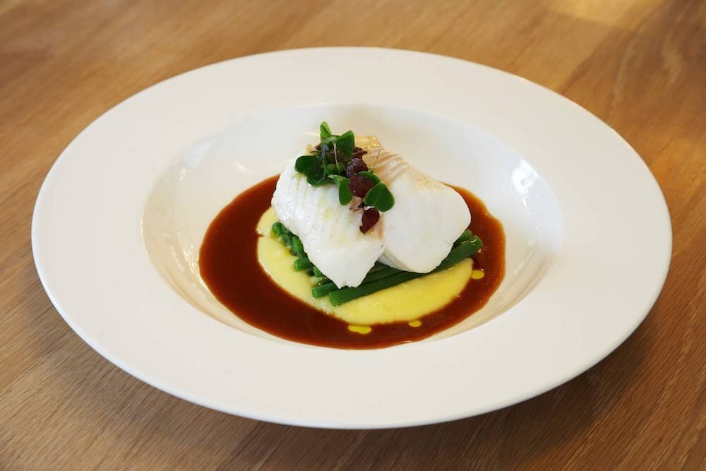 Skrei mit Knoblauch-Kartoffelpüree und Rotweinsauce
