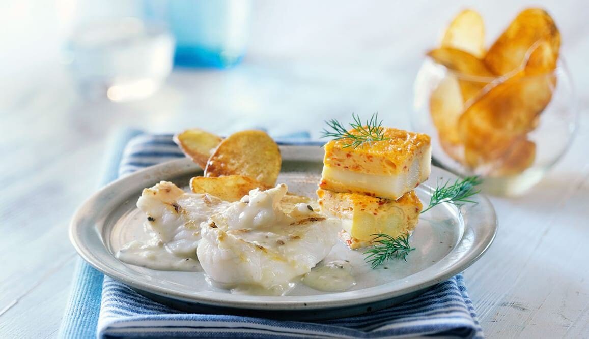 Seewolf mit Sardellensauce, Spargelauflauf und Kartoffelchips