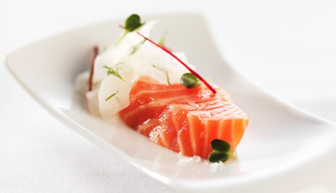 Gezuckert gesalzene Fjordforelle an Fenchelsalat