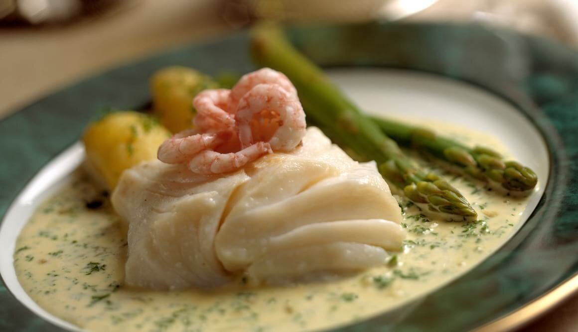 Skrei mit Krabben und Spargel