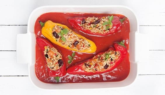 Gefüllte Paprika mit Bulgur und Lachs in Tomatensauce