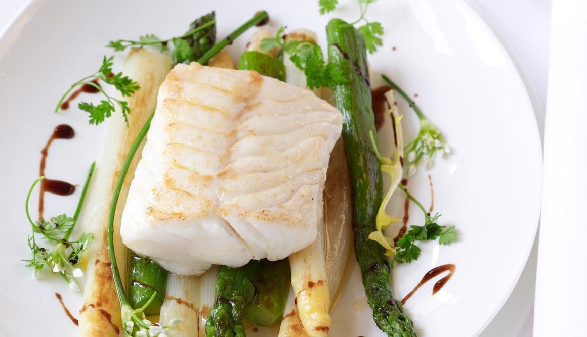 Gebratener Skrei mit zweierlei Spargel in Nussbutter und altem Aceto Balsamico