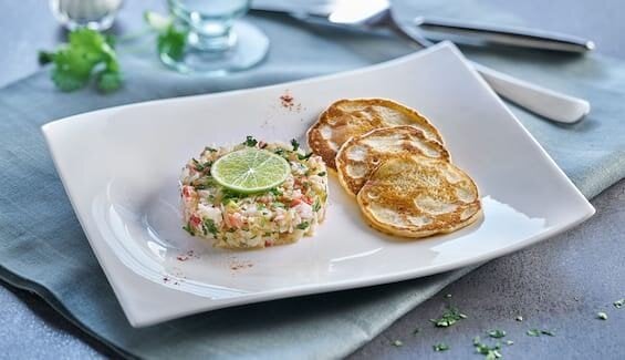 Tatar von der Königskrabbe mit Blini