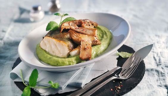 Gebratener Skrei mit Erbsen-Minze-Püree und Maronenröhrlingen