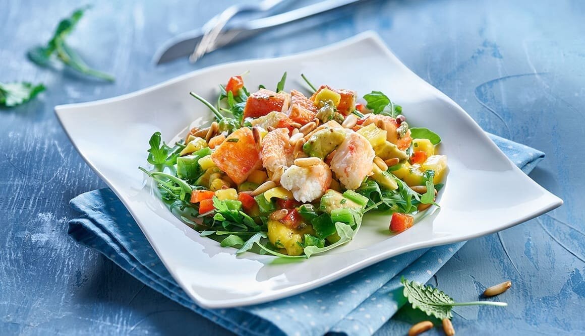 Fruchtiger Salat mit Königskrabbenfleisch
