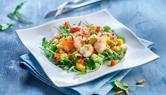 Fruchtiger Salat mit Königskrabbenfleisch