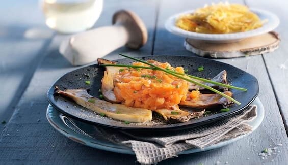 Tatar von der Fjordforelle auf marinierten Kräuterseitlingen