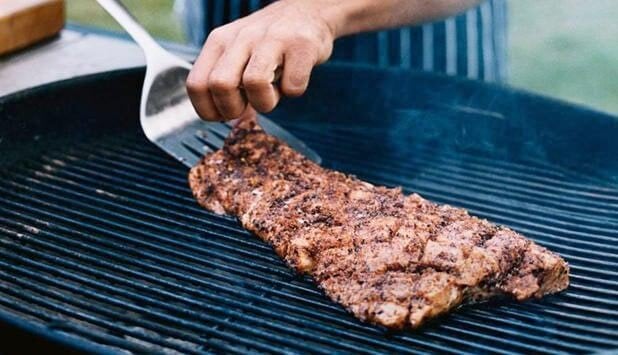 Im ganzen gegrilltes Lachsfilet mit karibischen Gewürzen