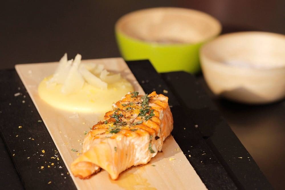 Gegrillte Fjordforelle auf Polenta