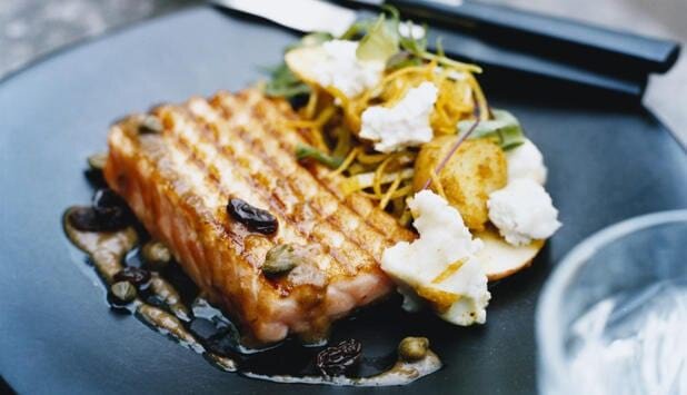 Gegrillter Lachs mit einem Salat aus Curry, Äpfeln, Kartoffeln und Ziegenkäse