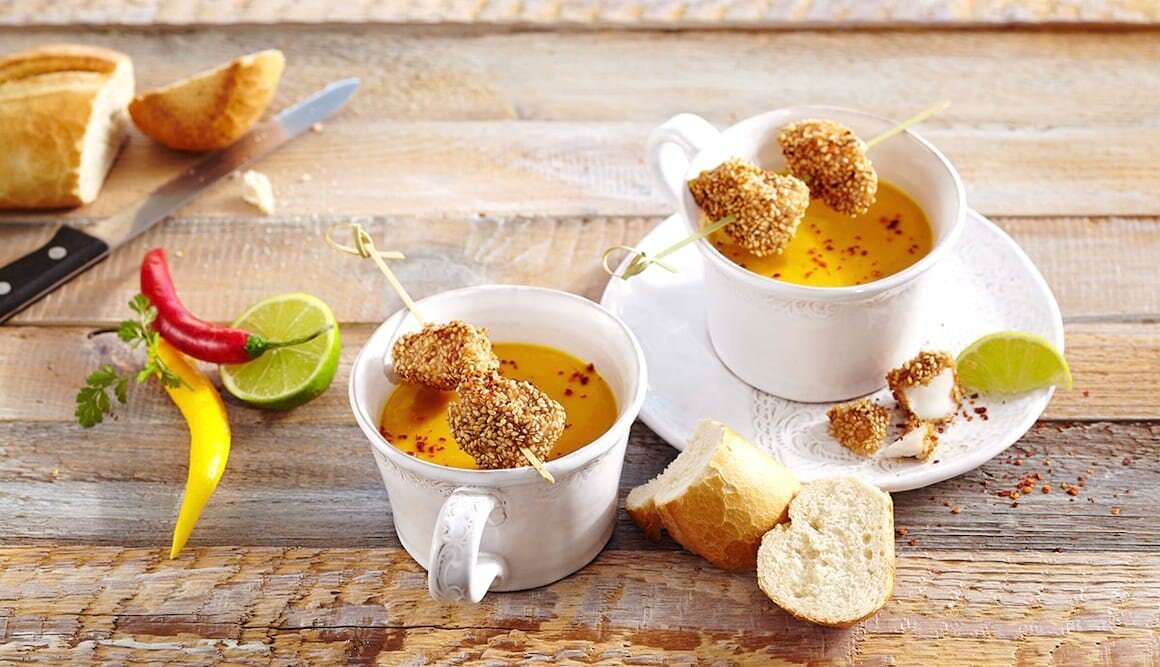 Kürbis-Curry-Suppe mit Sesam-Schellfisch-Spießen