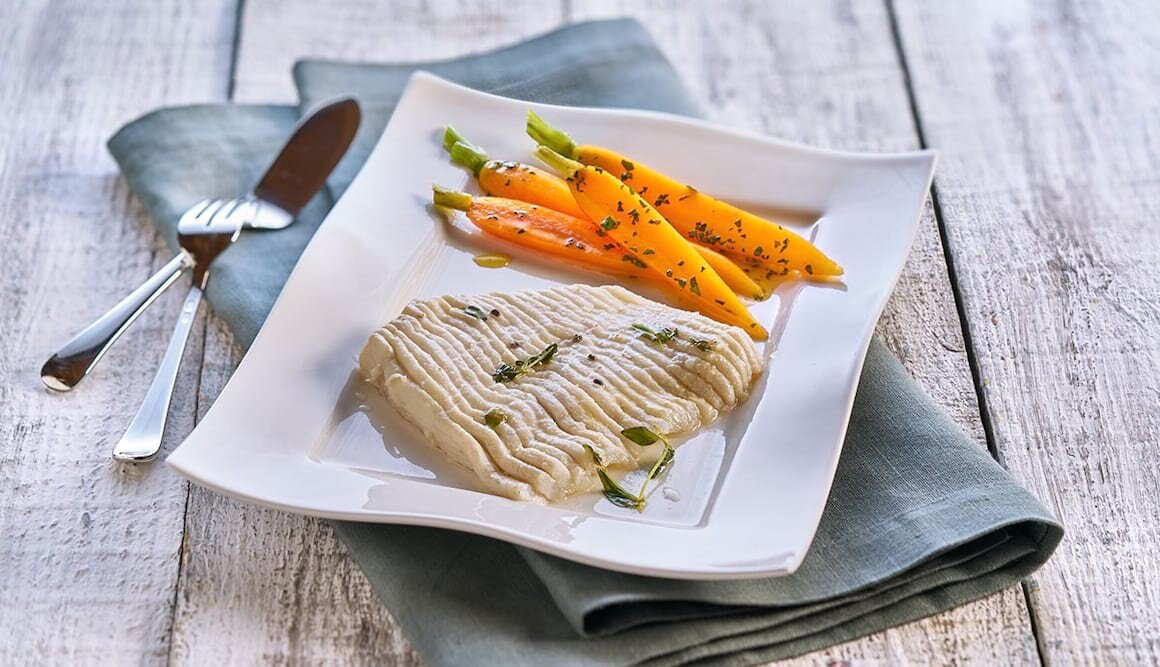 Pochierter Rochen mit Vichy-Karotten