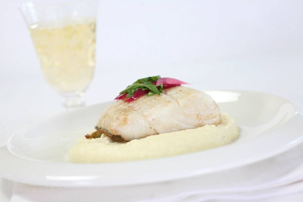 Skrei mit Kartoffelpüree und roten Zwiebeln