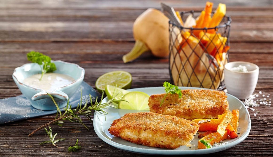 Seelachsfilet im Kokosmantel mit Kürbis-Pommes und Joghurt-Dip
