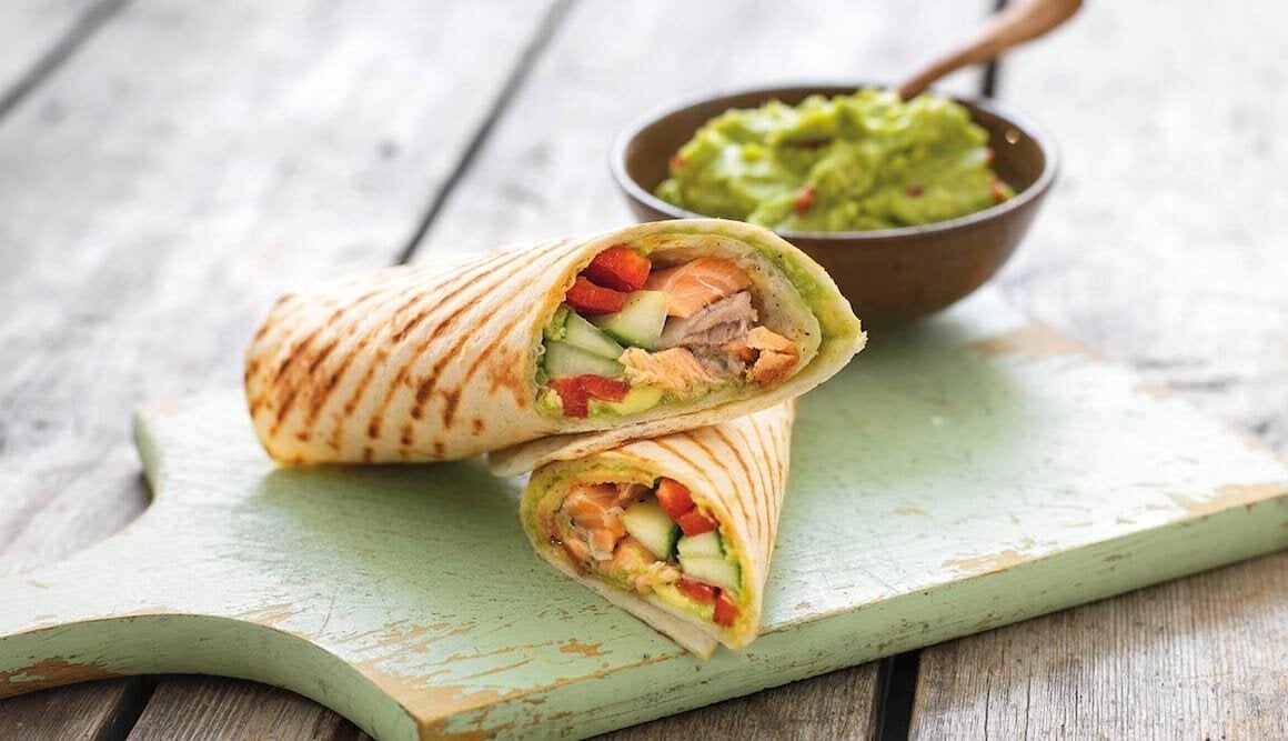 Wrap mit gegrilltem Lachs und hausgemachter Guacamole