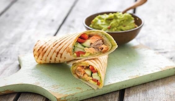 Wrap mit gegrilltem Lachs und hausgemachter Guacamole