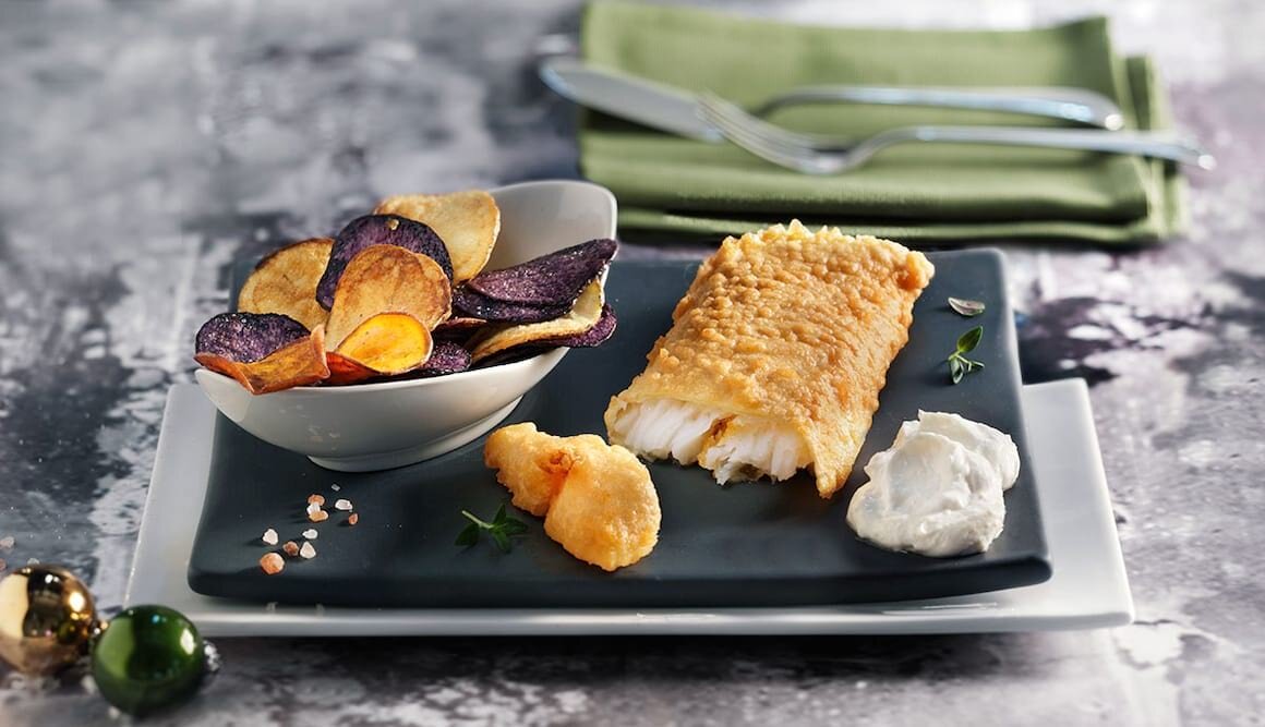 Backfisch vom Heilbutt mit bunten Kartoffelchips und Meerrettichdip