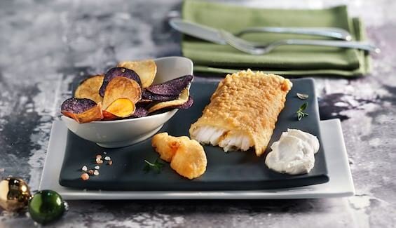 Backfisch vom Heilbutt mit bunten Kartoffelchips und Meerrettichdip