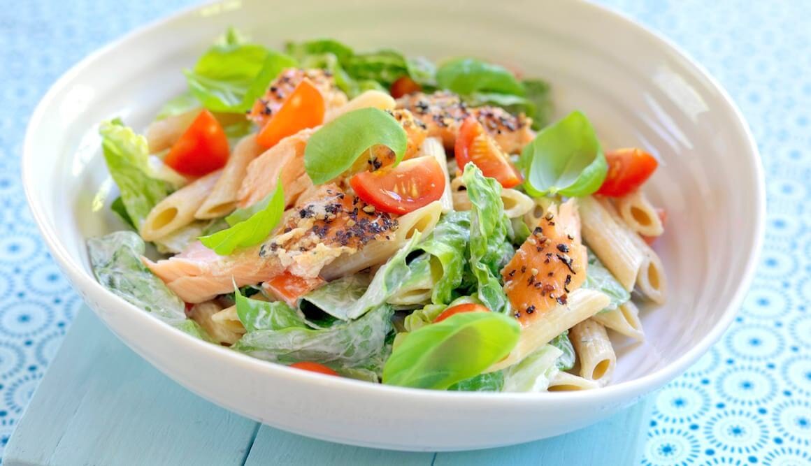 Pasta Salat mit warm geräucherten norwegischem Lachs