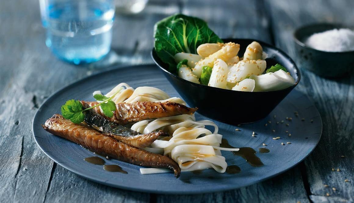 Asia-Makrele mit Sesam-Spargel im Pak-Choi-Schiffchen, dazu Udon-Nudeln