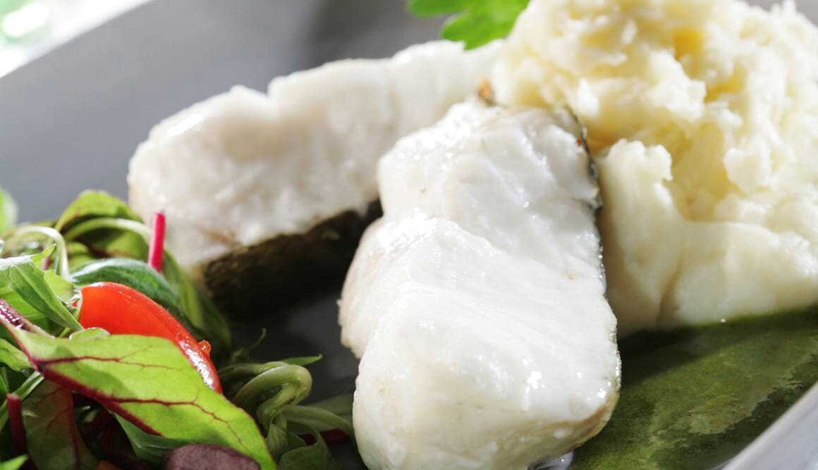 Gebackener Skrei mit Knoblauchkartoffelpüree und grüner Sauce