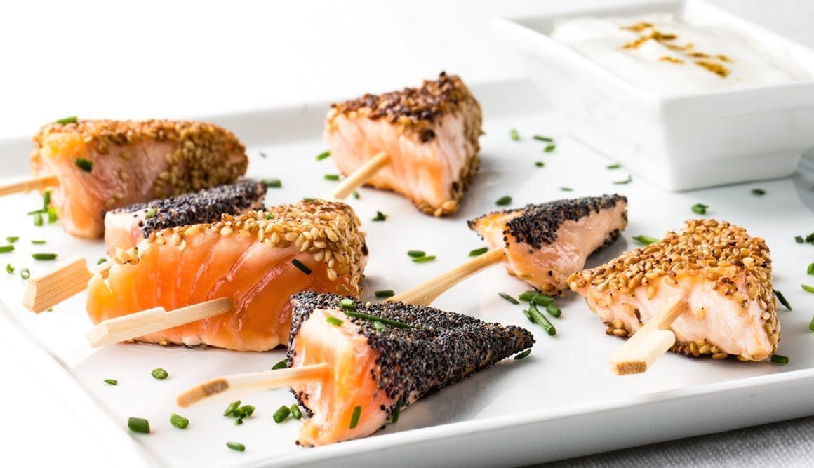 Norwegische Lachsspieße mit Joghurt-Curry-Sauce