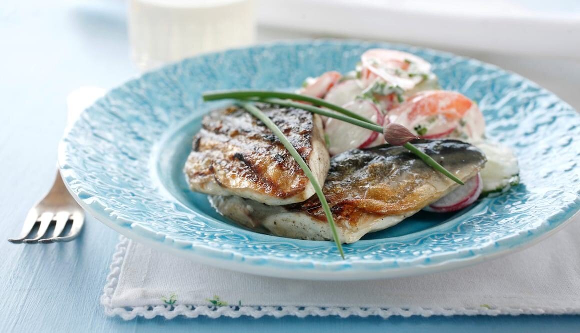 Gegrillte Makrele mit sommerlichen Salat