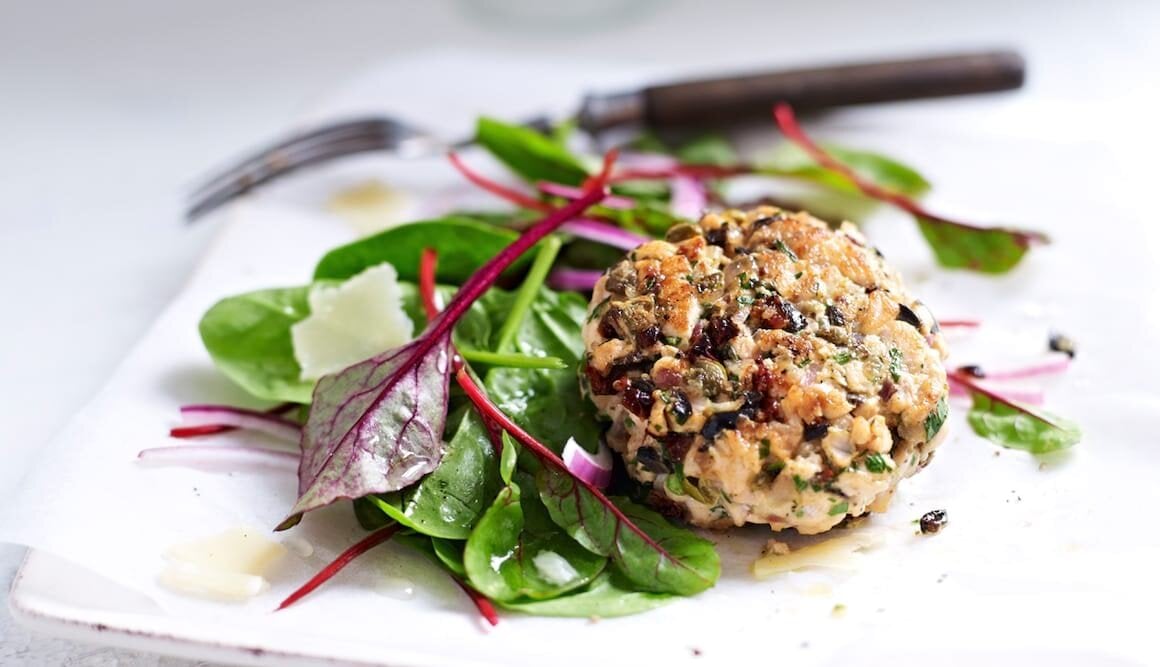 Tatar vom Lachs mit sonnengetrockneten Tomaten, Oliven und Kapern