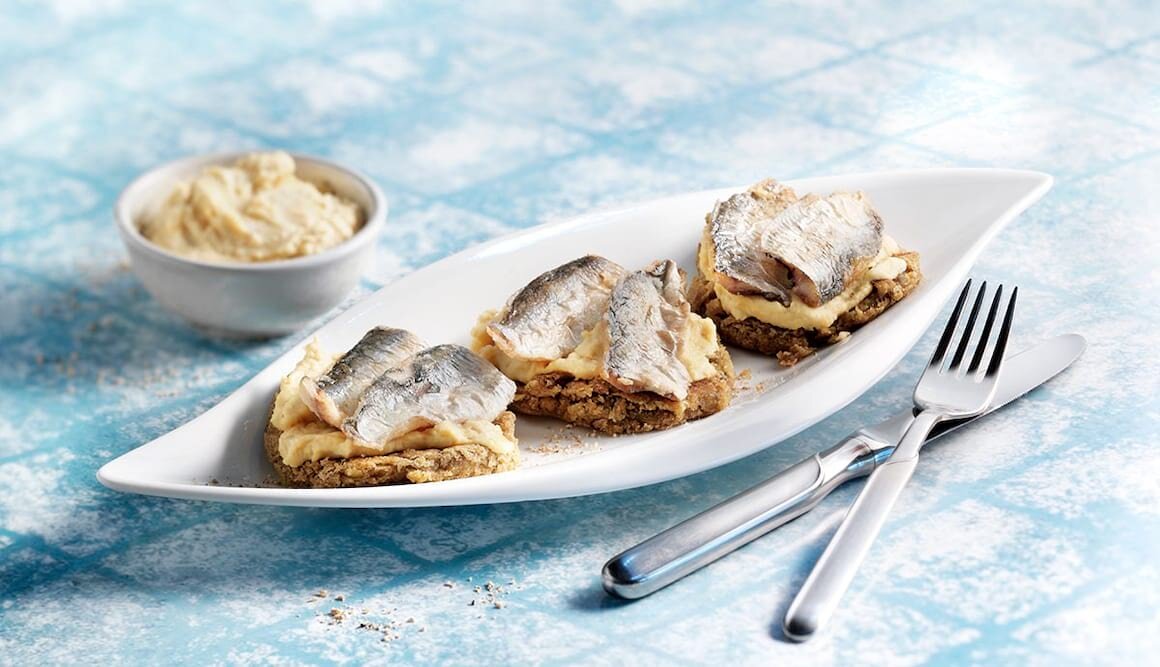 Sprotten auf Linsenküchlein mit Hummus