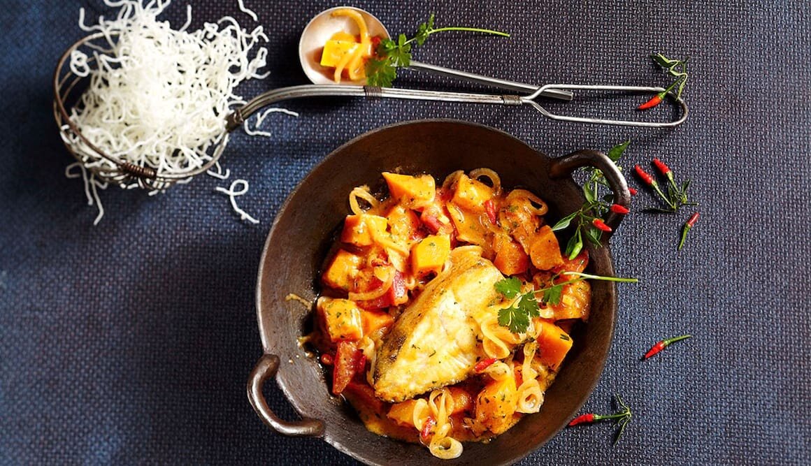 Heilbutt-Kürbis-Curry mit frittierten Reisnudeln