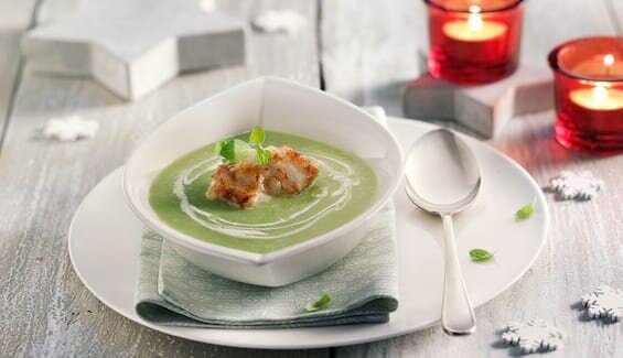 Crèmesuppe von jungen Erbsen mit Seeteufelpralinen