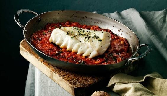 Skrei im Ofen gebacken auf Tomaten-Knoblauch-Beet